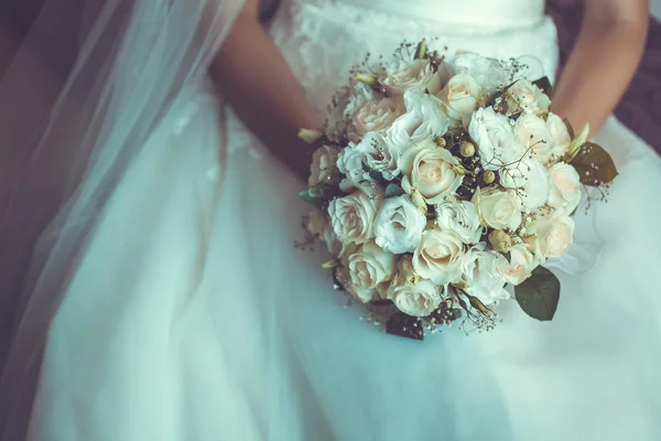 Gelin muhteşem gelin Boquet Holding beyaz elbiseli — Stok fotoğraf