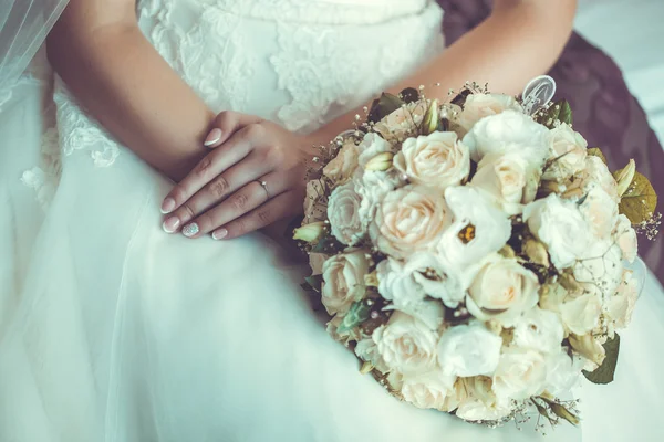 Menyasszony, fehér ruhában, csodálatos menyasszonyi Boquet gazdaság — Stock Fotó