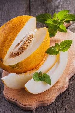 Ahşap masa taze tatlı turuncu kavun