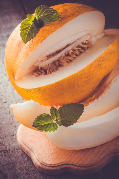 Friss édes narancs dinnye a fa tábla — Stock Fotó