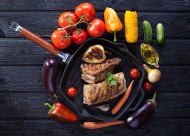 Üzerinde kemik ızgara tava doğrayın