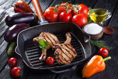 Üzerinde kemik ızgara tava doğrayın