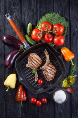 Üzerinde kemik ızgara tava doğrayın