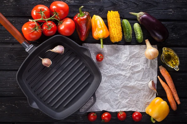 Légumes grillés sur une poêle à griller. vue de dessus horizontale — Photo
