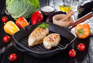 Lezzetli ızgara tavuk fileto ve dolmalık biber bir tavada