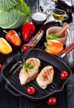 Lezzetli ızgara tavuk fileto ve dolmalık biber bir tavada