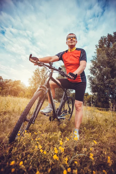 Человек с велосипедом наслаждаться летними каникулами — стоковое фото