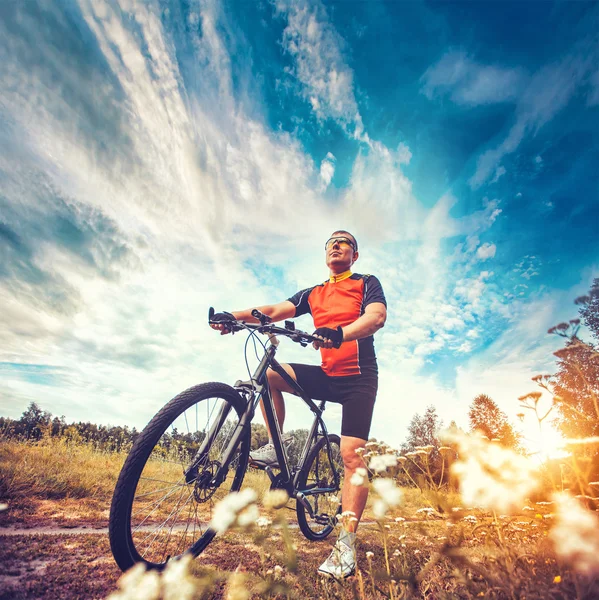 Człowiek z rowerem cieszyć się letnie wakacje — Zdjęcie stockowe