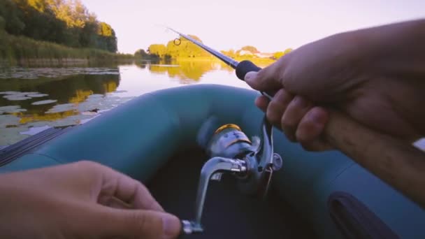 Pescar en un lago desde un bote de goma. vista en primera persona — Vídeos de Stock