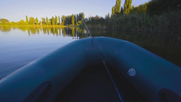 Риболовля на озері з гумового човна. вид від першої особи — стокове відео