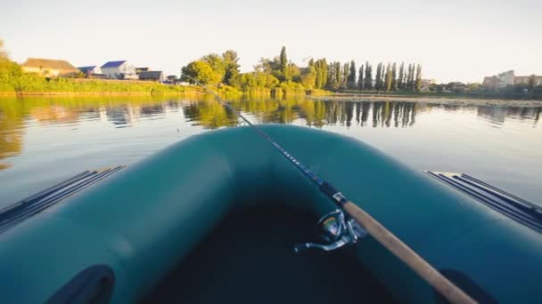 Pêche sur un lac à partir d'un bateau en caoutchouc. vue à la première personne — Video