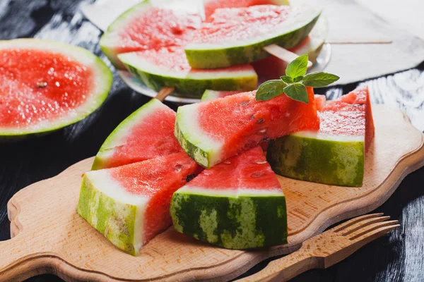 Gezonde watermeloen op de zwarte houten achtergrond. — Stockfoto