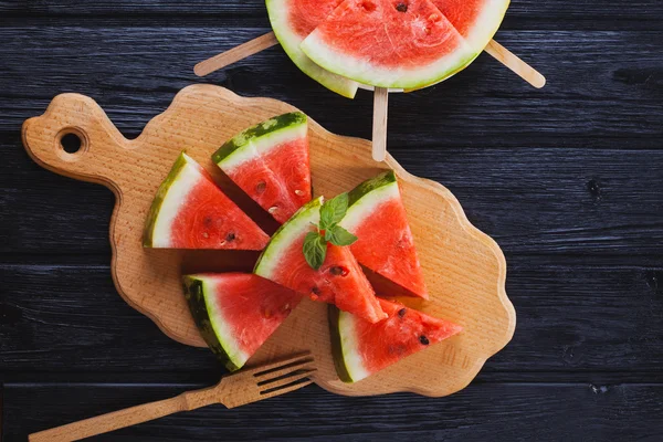 Gezonde watermeloen op de houten achtergrond. — Stockfoto