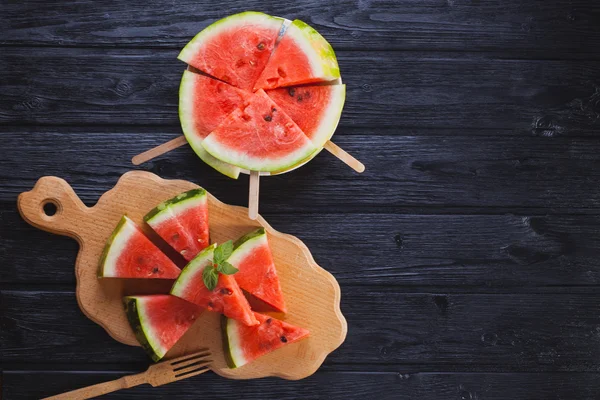 Semangka sehat pada latar belakang kayu . — Stok Foto