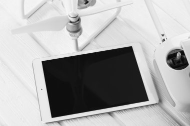 quadrocopter, tablet ve Beyaz ahşap zemin üzerinde Uzaktan kumanda