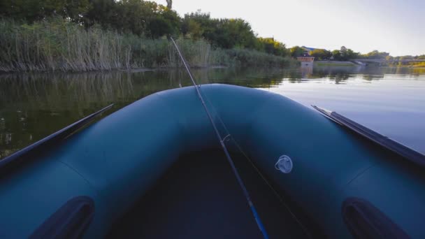 Pescar en un lago desde un bote de goma. vista en primera persona — Vídeos de Stock