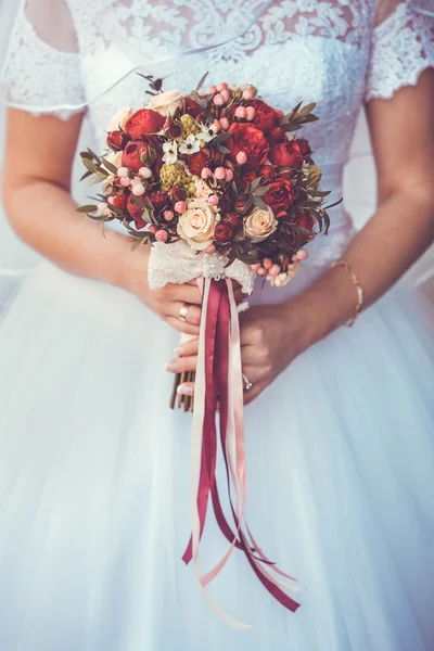 Nevěsta v bílých šatech, držící nádherné svatební Boquet — Stock fotografie
