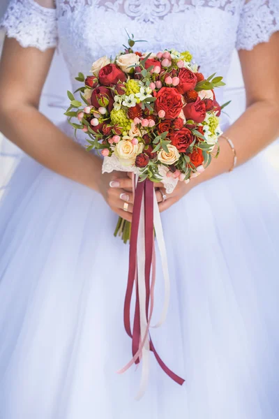 Nevěsta v bílých šatech, držící nádherné svatební Boquet — Stock fotografie