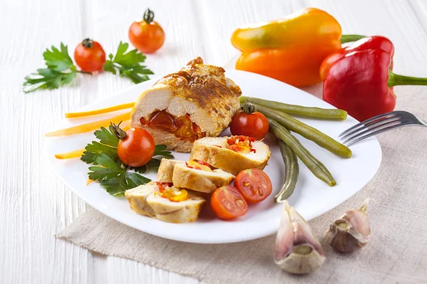 Rolos de frango com tomate e páprica na placa branca — Fotografia de Stock