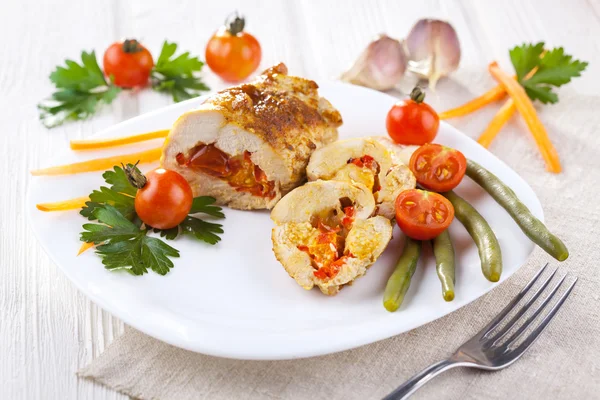 Rolos de frango com tomate e páprica na placa branca — Fotografia de Stock