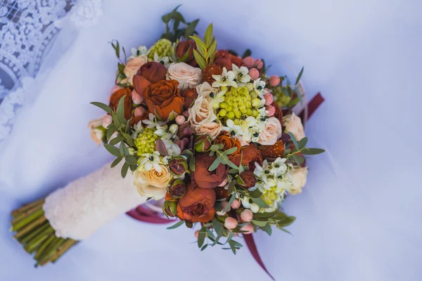 Beautiful wedding bouquet on the white — Stock Photo, Image