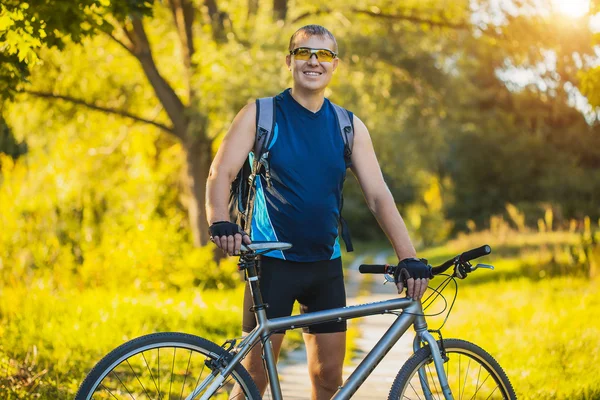 Hombre con bicicleta disfrutar de vacaciones de verano — Foto de Stock