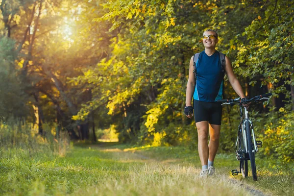 Uomo ciclista cavalca sentieri forestali — Foto Stock