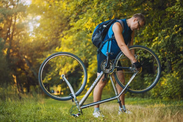 Uomo riparare la sua bicicletta — Foto Stock