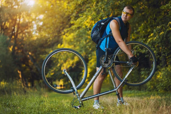 Mężczyzna naprawy swojego roweru — Zdjęcie stockowe