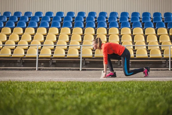 Stadyumda antrenman yapan bayan sporcu.