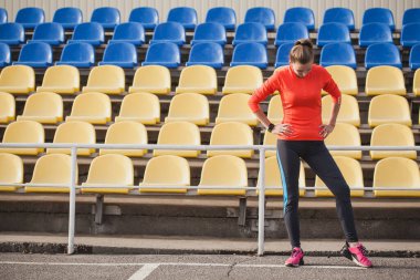 Stadyumda ısınan bayan sporcu. etkin yaşam biçimi