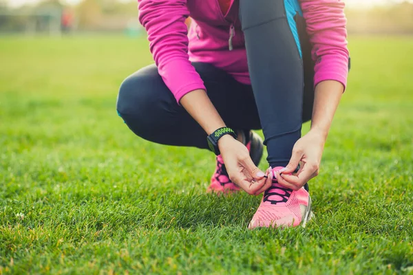 Atleta Mujer Atando Cordones Zapatillas Estilo Vida Saludable —  Fotos de Stock