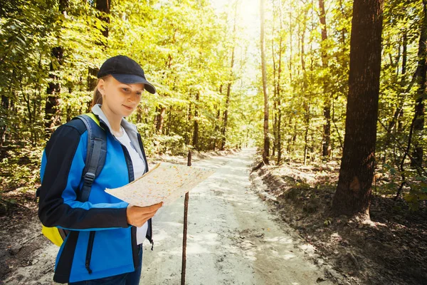 Young Tourist Woman Walks Summer Wood Activity — Stock Photo, Image