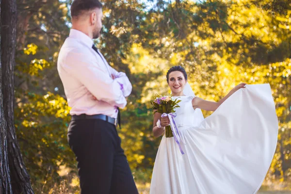 Novia Feliz Novio Están Caminando Parque Verde — Foto de Stock