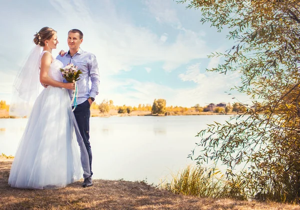 Recién Casados Son Abrazos Orilla Lago Pintoresco — Foto de Stock