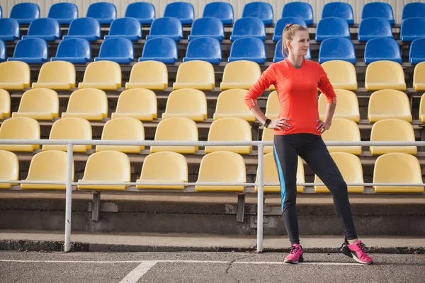 Donna runner warm-up allo stadio — Foto Stock
