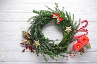 Çam iğneli, mumlu, şekerli el yapımı Noel çelengi.