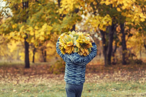 Bambino Nella Foresta Autunnale Con Una Corona Foglie Gialle Vista — Foto Stock