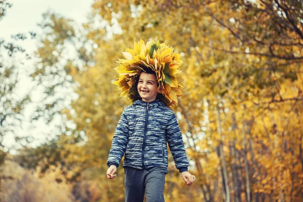 秋天森林里的小男孩头戴黄叶花环 — 图库照片