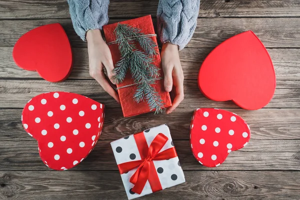 Manos femeninas Caja de espera Regalo — Foto de Stock