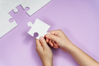 Bir çocuğun elleri Violet 'in bulmacasının son kayıp parçasını oluşturuyor. strateji iş konsepti