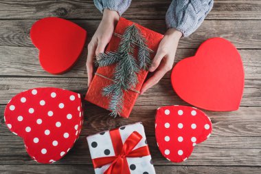 Kadın eli hediye kutusunu tutuyor. güzel hediye dekorasyonu