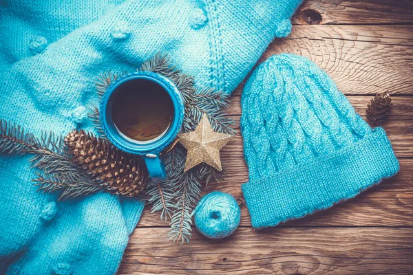 Camisola Azul Chapéu Malha Quente Xícara Chá Quente Árvore Natal — Fotografia de Stock