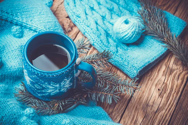 Blauer Pullover Warme Strickmütze Heiße Tasse Tee Weihnachtsbaum Und Neujahrsdekor — Stockfoto