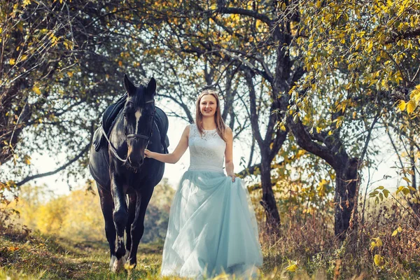 Жінка Білій Весільній Сукні Йде Конем Осінньому Парку Верхова Їзда — стокове фото