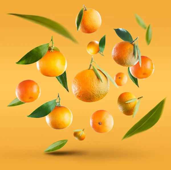 Fresh Ripe Mandarine Leaves Falling Air Yellow Background Fresh Citrus — Stock Photo, Image