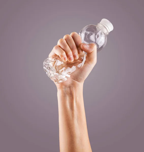 Жіноча Рука Стискає Порожню Пластикову Пляшку Ізольовану Сірому Концепція Переробки — стокове фото