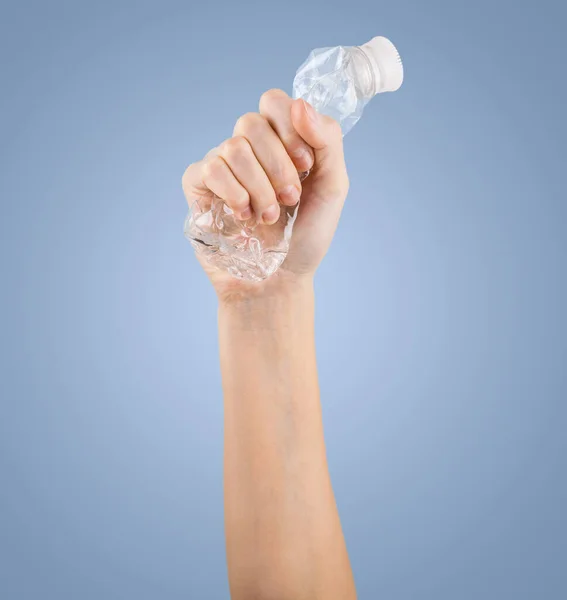 Жіноча Рука Стискає Порожню Пластикову Пляшку Ізольовану Синьому Концепція Переробки — стокове фото