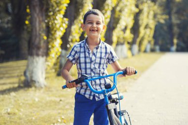 Ormanda bisikletle gezen mutlu çocuk..