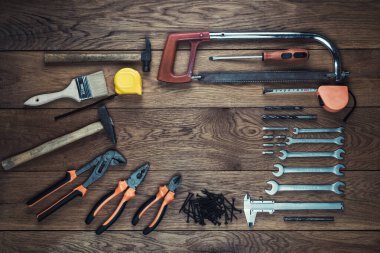 Eski ahşap bir masada alet çantası